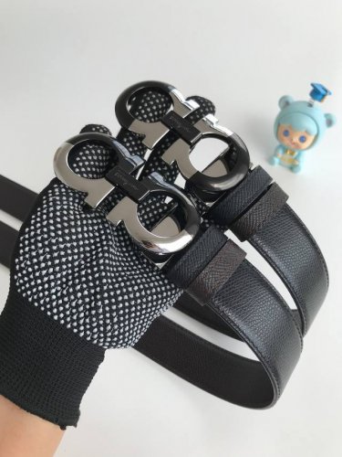 菲拉格慕550127 新款Ferragamo皮带采用双色设计，灵活演绎多种造型风格，是一款独具个性且风格现代的配饰。由光滑牛皮制成，饰有经典磨光Gancini扣