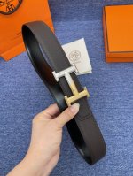 品牌爱玛仕 No.550 描述经典系列新品腰带，采用小牛皮材质，完美搭配手工车线，经典配色，可搭配商务西装或更为休闲的造型。腰带为法国尺寸，请在购买前参阅腰带尺