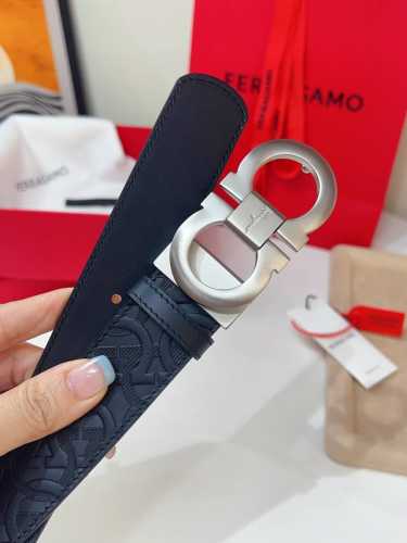 这款双面皮带时尚百搭，是不可或缺的男士配饰单品。一面选用锤纹牛皮，另一面选用精选天然粒纹牛皮，缀以金色饰面 Gancini扣饰增添点睛韵致，内侧饰以精美丝缎装饰