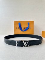 Lv Skyline 3.4宽皮带在正面和中央显示House Initials，将它们与哑光银色的角扣结合在一起。由黑色头层牛皮压蟒蛇皮制成的豪华表带使外观变得