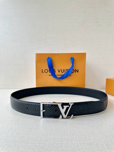Lv Skyline 3.4宽皮带在正面和中央显示House Initials，将它们与哑光银色的角扣结合在一起。由黑色头层牛皮压蟒蛇皮制成的豪华表带使外观变得