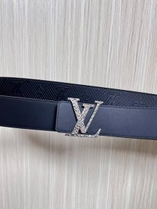 4.0宽双面进口牛皮压花，原单平纹底搭配精品扣头，4.0宽压网格。布纹扣