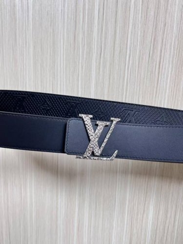 4.0宽双面进口牛皮压花，原单平纹底搭配精品扣头，4.0宽压网格。布纹扣