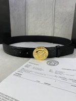 宽度4.0Cm 范思哲 此款水波纹 腰带饰有标志性的Versace美杜莎头像扣，彰显品牌格调。是一款精美的衣橱必备单品。