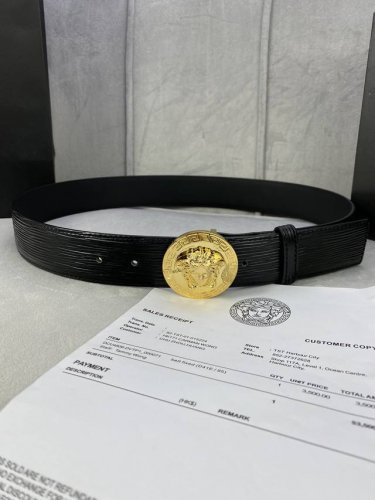 宽度4.0Cm 范思哲 此款水波纹 腰带饰有标志性的Versace美杜莎头像扣，彰显品牌格调。是一款精美的衣橱必备单品。