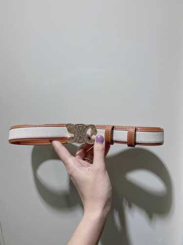 特 Celine 23 中号Triomphe Taurillon皮革腰带 青铜色 Taurillon.中腰，金色饰面金属件、亮面牛皮腰带 咖啡色！Triomph