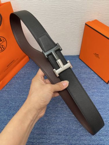 品牌 爱马仕 描述 采用高级真皮精制而成，触感厚实，饰以商标带扣。腰带为意大利尺寸，请在购买前参阅腰带尺寸指南. 铜扣金属配件 黑色皮革，采用环保工艺制作而成