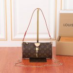 Pochette Tirette 手袋 M47123 Pochette Tirette手袋采用Monogram 帆布塑造慵懒廓形，以前卫之姿拉开路易威登 春夏秀