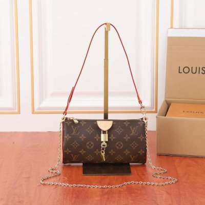 Pochette Tirette 手袋 M47123 Pochette Tirette手袋采用Monogram 帆布塑造慵懒廓形，以前卫之姿拉开路易威登 春夏秀