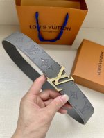 40毫米可逆带可以在两种方式。表带的一侧采用monogram Shadow皮革打造标志性外观，另一侧则采用素色皮革打造低调效果。银色漆包条纹的 扣为这件作品增添