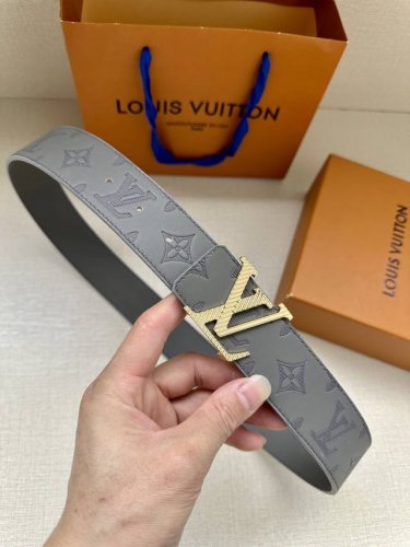40毫米可逆带可以在两种方式。表带的一侧采用monogram Shadow皮革打造标志性外观，另一侧则采用素色皮革打造低调效果。银色漆包条纹的 扣为这件作品增添