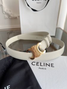 赛琳 Celine女士皮带，小牛皮质感搭配独特凯旋门扣，颜色米白色 宽2.4Cm 低调中暗藏奢华，轻松点亮穿搭 。手工缝制