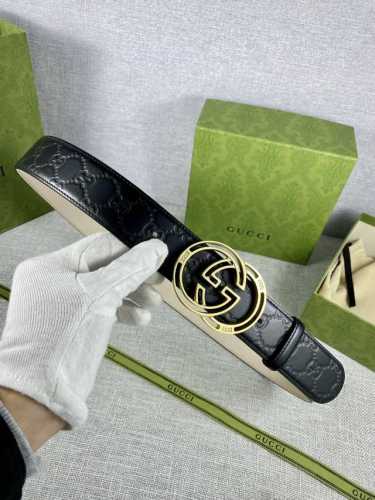宽度4.0Cm Gucci Marmont系列每一季都会推陈出新，为灵感源于70年代的标志性gg钢扣配件注入现代精髓。这款钻石gg 热压经典款腰带反面采用两面头