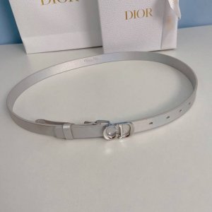 Dior迪奥2.0Cm腰带，以经典优雅的风格全新演绎。采用光滑牛皮革精心制作，可与牛仔裤、半身裙或连衣裙搭配。