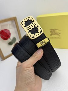 品名：巴宝莉 自动带 材质：原单牛皮腰带 百分百头层牛皮腰带保证真皮，24K纯钢扣，专柜原单品质、做工精细，时尚大牌，送人自用首选 包装： 请认准如图专柜包装赠