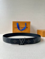 特 这款尺寸为4.0宽的Lv皮带采用光滑皮革制成 饰有饰钉 形成了房子的花押字 它的特点是具有老化效果的Lv尺寸环和沿边缘的明显接缝 这些细节赋予了该模型复杂的