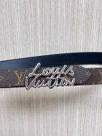 当季新款，腰带取材雍容牛皮革和 Monogram 帆布，便于随心切换两 式风尚。路易威登手写体标识化身为宽幅金属搭扣，于中央点亮视线 焦点，可为休闲和正式造型注