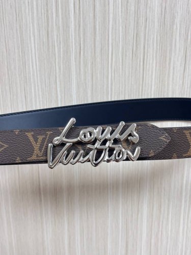 当季新款，腰带取材雍容牛皮革和 Monogram 帆布，便于随心切换两 式风尚。路易威登手写体标识化身为宽幅金属搭扣，于中央点亮视线 焦点，可为休闲和正式造型注