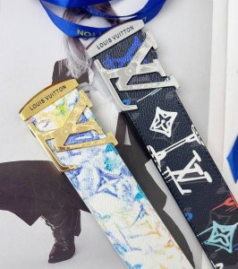 皮带：Lv..路易..威登顶级复刻- 腰带：原单品质百分百进口原厂头层牛皮，保证真皮。雾面雕花设计工艺.真空电镀.永不掉色.24K纯钢扣头层小牛皮涂鸦手绘油画系