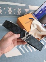 特 Lv.路易威登 全套包装 原版品质 代工厂货品 40Mm宽度 正品一体铸造五金钢扣，原厂皮料 双面原厂定制面料，区别市场货