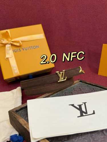 这款漂亮2.0宽度的Lv腰带是对该品牌创造力的致敬。其设计特色包括Lv Initiales扣和末端采用优雅切割的Monogram Flower形状，两者均由闪耀