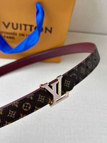 2.0宽Mini Lv 双面腰带以华美皮革和标志性 Monogram 帆布演绎两式风范，为纤细构型融入莹泽 Lv Initiales 金属搭扣