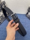 腰带P 35 毫米海军蓝色粒面牛皮革 编号: 4333Rutam_H56E。 这款腰带采用海军蓝色粒面牛皮革精心制作，饰以复古银色饰面黄铜针扣，彰显优雅时尚风范
