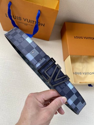特 Lv：原单头层底 花面.内衬头层小牛皮底，原单皮料定制，新款不锈钢扣 专柜宽度4.0