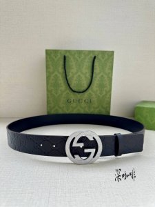 宽度4.0Cm Gucci 互扣式双G带扣腰带，采用热压印技术的Gucci Signature蓝色皮革精制而成，触感厚实，印花图案清晰分明。