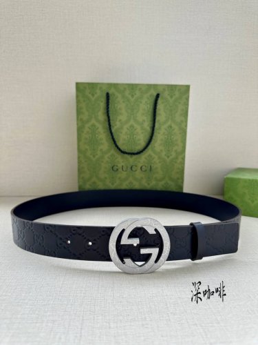 宽度4.0Cm Gucci 互扣式双G带扣腰带，采用热压印技术的Gucci Signature蓝色皮革精制而成，触感厚实，印花图案清晰分明。