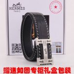皮带：爱玛仕.Hermes顶级原单 腰带：百分百进口头层牛皮，鳄鱼皮纹路，保证真皮。24K纯钢扣双面可用专柜同等质量， 送人自用首选 包装： 请认准如图专柜包装