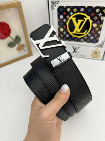 品名：LV..路易..威登原单 材质：原单牛皮腰带 百分百头层牛皮腰带保证真皮，24K纯钢扣，专柜原单品质、做工精细，时尚大牌，送人自用首选 包装： 请认准如图 - 点击图像关闭