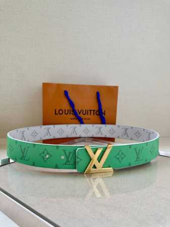 特 本款 4.0宽 Lv Initials 双面腰带展现经典Monogram 帆布的缤纷演绎，以 Lv 字母搭扣彰显瞩目风范，可为经典或休闲造型注入摩登新意 - 点击图像关闭