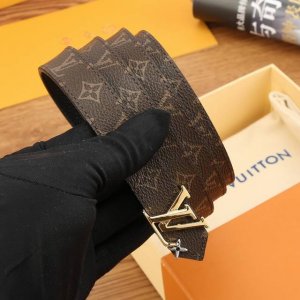 特P180這款Lv Iconic 20毫米雙面皮帶為備受喜愛的造型添飾低調的路易威登格調。風靡一時的品牌設計於新一季展現新貌，配有令人眼前一亮的路易威登Icon