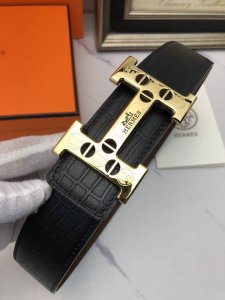 爱玛仕：原单头层小牛皮压花纹，内衬头层鹿皮底，营造织纹外观。饰以标志原单扣。专柜宽度4.0