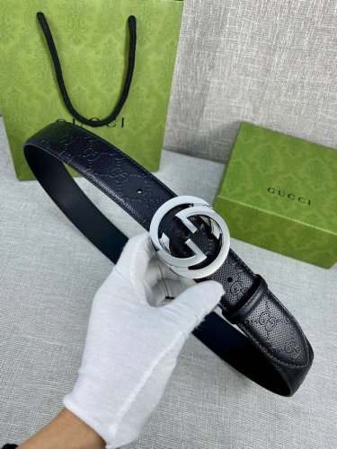 特 宽度4.0Cm 搭配原版皮带钢扣 、腰带以采用热压印技术的Gucci Signature皮革精制而成，触感厚实，印花图案清晰分明带身点孔细节，反射Gucci