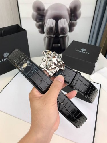 此款皮革腰带饰有标志性的Versace美杜莎头像搭扣，彰显品牌格调。是一款精美的衣橱必备单品。4.0Cm宽，
