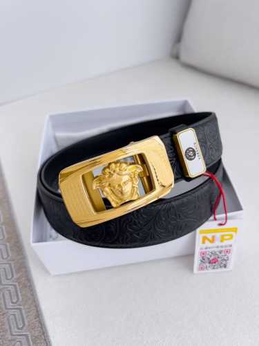品名：范思哲.Versace.皮带腰带自动皮带 型号：自动带，纯钢材质经典人头自动扣，图片实物拍摄腰带：百分百头层牛皮，自动带身，保证真皮。24K纯钢扣永不掉色