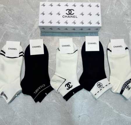 特 Chanel 香奈儿Ch新品女款袜子 一盒五双 轻薄柔软舒适透气，提花经典Logo，炒鸡Nice，大牌出街，潮人必备超好搭 - 点击图像关闭