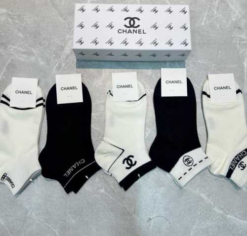 特 Chanel 香奈儿Ch新品女款袜子 一盒五双 轻薄柔软舒适透气，提花经典Logo，炒鸡Nice，大牌出街，潮人必备超好搭