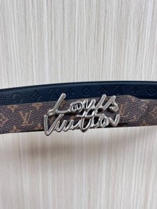 当季新款，腰带取材雍容牛皮革和 Monogram 帆布，便于随心切换两 式风尚。路易威登手写体标识化身为宽幅金属搭扣，于中央点亮视线 焦点，可为休闲和正式造型注