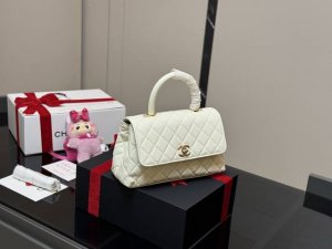 配挂件 配折叠盒飞机盒 Size：23*14Cm 香奈儿Coco Handle 手提包 粒面牛皮材质 原版K金！！