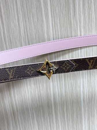 2.0宽，当季新款，双面腰带一面进口牛皮，另一面进口帆布印花，搭配精品四心口，做工精细，实物实拍，是女神的必备之一。 - 点击图像关闭