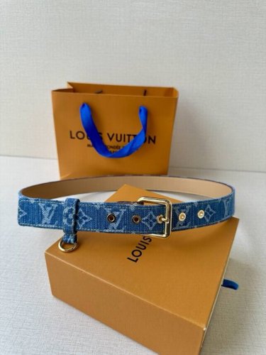 3.0宽 Lv D-Ring 腰带以 Monogram 丹宁布重绎源自 6 年的经典设计，巧妙融汇摩登笔触与功能元素，可为各式造型注入闲雅意趣。耀目针式搭扣点睛