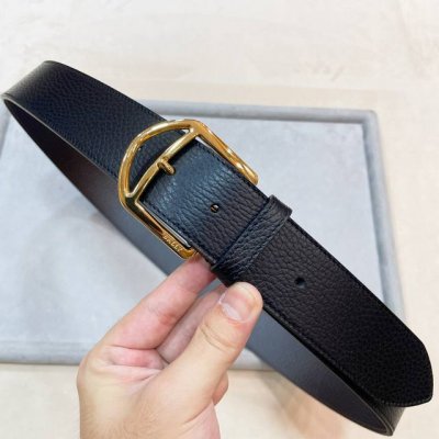 巴、利经系列新品腰带，采用小牛皮材质，完美搭配手工车线，经典配色，可搭配商务西装或更为休闲的造型 双面原版皮 上蜡小牛皮腰带，搭配小牛皮内衬