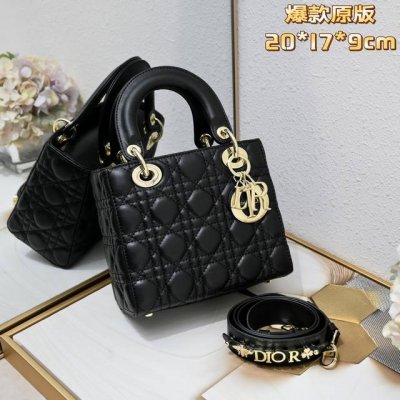 四格羊皮黑金 My Lady 字母系列羊皮金扣 每个女人一生中一定要有一个戴妃包 Lady 不同尺Size也都各有千秋 气质优雅的戴妃包加上了可爱的徽章元素 突