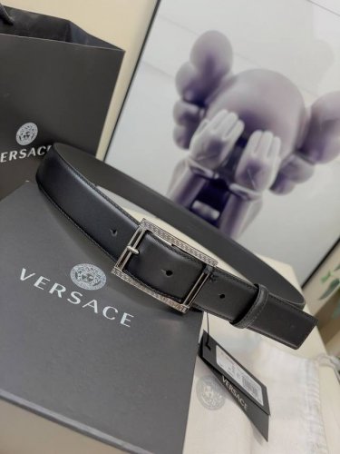 范思哲versace，这个经典的腰带由柔软的小牛皮制成，配有方形扣和精致的金属元素，路人上有希腊风格。3.5Cm宽