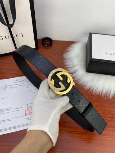 宽度3.8Cm Gucci 經典款G家花面带身 頭層皮底；搭配原單镶钻鋼扣 採用精挑細選進口頂級牛皮，手感柔軟細膩！做工精緻 商務既有時尚的男士 女士腰帶