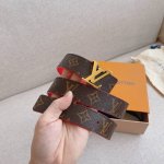Lv 30Mm女士系列 经典双面设计，以一当二。 标志性的 Lv 带扣即可与 Monogram 结合，营造出更多休闲意味，亦可与彩色皮革搭配，使整体颜色更加抢眼