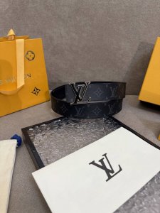 特 Lv男士新款皮带寬度4Cm 訂製帆布面料飾有全新的圖案效果 颜色纯正 衬托進口小牛皮配色底 搭配精緻的字母搭扣 手感极佳